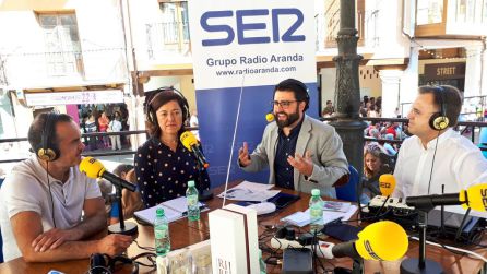A la dcha Fernando Berzosa Director General del Grupo Radio Aranda y la izda Valentín García, director de emisiones del mismo grupo durante la emisión del programa especial "A vivir Castilla y León" dirigido por Diego Merayo, en el centro de la imagen con una de sus colaboradoras A la dcha Fernando Berzosa Director General del Grupo Radio Aranda y la izda Valentín García, director de emisiones del mismo grupo durante la emisión del programa especial "A vivir Castilla y León" dirigido por Diego Merayo, en el centro de la imagen con una de sus colaboradoras