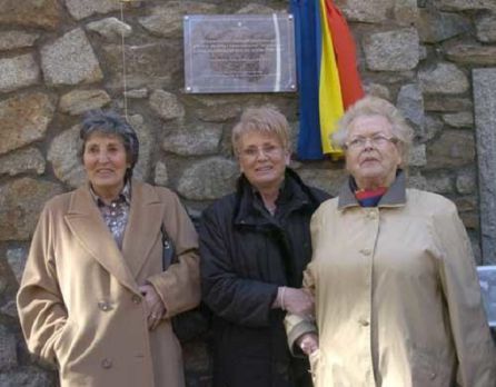Quima Calvó (d) amb Angelina Mas (c) i Pepita Aguilar (e) a l'acte d'homenatge del comú d'Andorra la Vella a les impulsores del sufragi femení. Quima Calvó (d) amb Angelina Mas (c) i Pepita Aguilar (e) a l'acte d'homenatge del comú d'Andorra la Vella a les impulsores del sufragi femení.