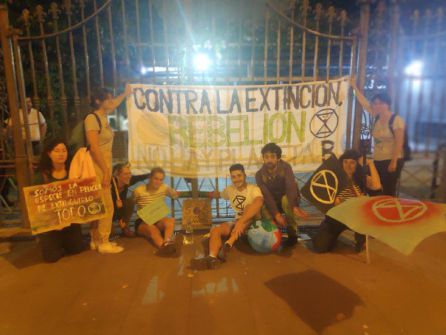 Encadenados a las puertas del Palacio de San Telmo por la emergencia climática Encadenados a las puertas del Palacio de San Telmo por la emergencia climática