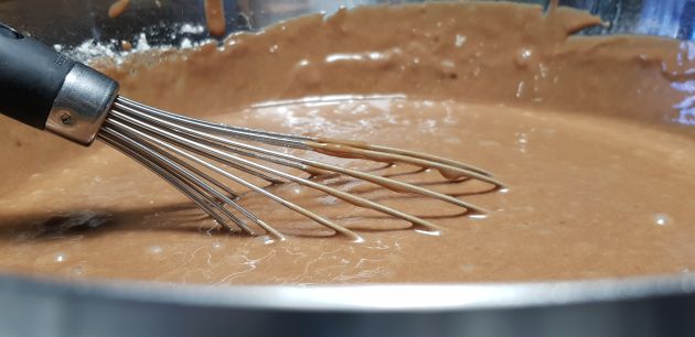 Elaboració de la coca de llanda amb xocolate Elaboració de la coca de llanda amb xocolate