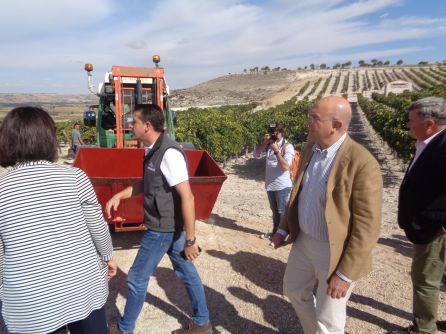 Juan Manuel García, de Bodegas Monteabellón (a la izq), recibiò al consejero y al presidente de la D.O. Ribera del Duero, Enrique Pascual (dcha) Juan Manuel García, de Bodegas Monteabellón (a la izq), recibiò al consejero y al presidente de la D.O. Ribera del Duero, Enrique Pascual (dcha)
