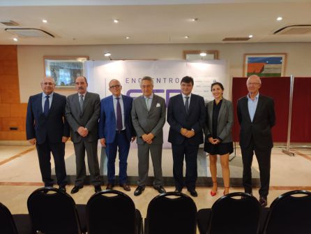 Miguel Doña, Javier Targhetta y Gabriel Cruz (Los tres en el centro), junto a los patrocinadores de los Encuentros SER Miguel Doña, Javier Targhetta y Gabriel Cruz (Los tres en el centro), junto a los patrocinadores de los Encuentros SER