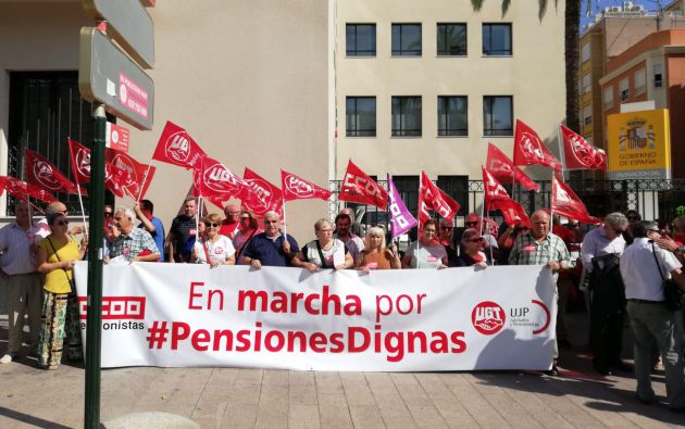 UGT y CCOO se han concentrado a las puertas de la Delegación del Gobierno. UGT y CCOO se han concentrado a las puertas de la Delegación del Gobierno.