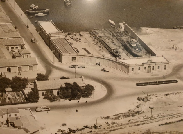 Imagen histórica del antiguo astilero que en la actualidad alberga la sede del Real Club de Regatas de Alicante Imagen histórica del antiguo astilero que en la actualidad alberga la sede del Real Club de Regatas de Alicante