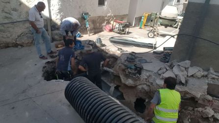 Los trabajadores de HISERCA trabajando en la avería Los trabajadores de HISERCA trabajando en la avería