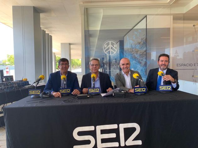 De izquierda a derecha, Juan Marín, Salomón Hachuel, Antonio Muñoz y el director de FIBES, Jesús Rojas, durante la emisión del programa Hoy por Hoy Sevilla De izquierda a derecha, Juan Marín, Salomón Hachuel, Antonio Muñoz y el director de FIBES, Jesús Rojas, durante la emisión del programa Hoy por Hoy Sevilla