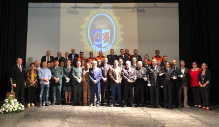 Foto de familia tras la entrega de medallas y reconocimientos, con agentes de la Policía Local, voluntarios de Protección Civil, miembros de la corporación municipal y representantes de la Guardia Civil Foto de familia tras la entrega de medallas y reconocimientos, con agentes de la Policía Local, voluntarios de Protección Civil, miembros de la corporación municipal y representantes de la Guardia Civil