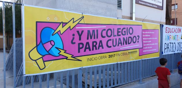 Detalle de la pancarta colocada en el colegio Detalle de la pancarta colocada en el colegio