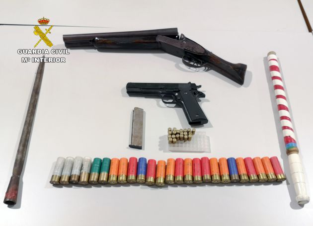 La Guardia Civil detiene en Cieza a un delincuente con armas blancas, de fuego y 200 plantas de marihuana La Guardia Civil detiene en Cieza a un delincuente con armas blancas, de fuego y 200 plantas de marihuana