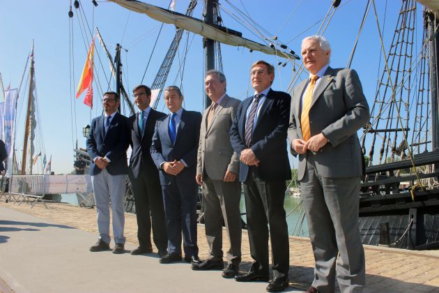 De izquierda a derecha, el viceconsejero de Cultura de la Junta, Alejandro Romero; el presidente de la Fundación Nao Victoria, José Fernández de Cabo; el viceconsejero de Presidencia de la Junta, Antonio Sanz; el alcalde de Sevilla, Juan Espadas; y el presidente de la Autoridad Portuaria, Rafael Carmona De izquierda a derecha, el viceconsejero de Cultura de la Junta, Alejandro Romero; el presidente de la Fundación Nao Victoria, José Fernández de Cabo; el viceconsejero de Presidencia de la Junta, Antonio Sanz; el alcalde de Sevilla, Juan Espadas; y el presidente de la Autoridad Portuaria, Rafael Carmona