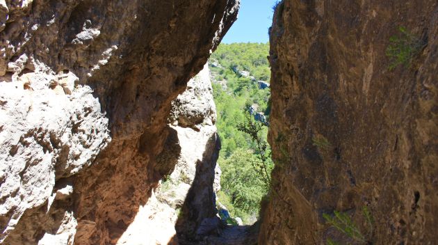 El sendero se adentra por estrechos desfiladeros como el Gollizno. El sendero se adentra por estrechos desfiladeros como el Gollizno.