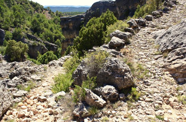 El sendero se adentra en el Parque Natural de la Serranía de Cuenca. El sendero se adentra en el Parque Natural de la Serranía de Cuenca.
