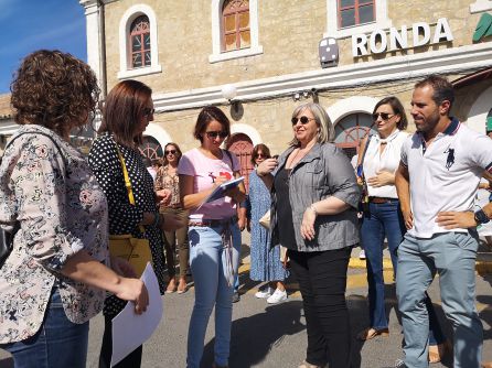 A la conclusión de la lectura del manifiesto los representantes de las fuerzas políticas presentes han firmado el mismo A la conclusión de la lectura del manifiesto los representantes de las fuerzas políticas presentes han firmado el mismo
