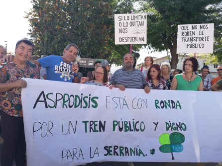 Varios componentes de Asprodisis han portado una pancarta que han realizado ellos mismos Varios componentes de Asprodisis han portado una pancarta que han realizado ellos mismos