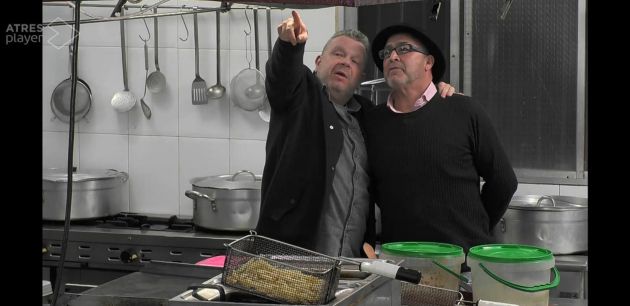 Chicote muestra a Juanete Tejero la mugre de la campana extractora Chicote muestra a Juanete Tejero la mugre de la campana extractora