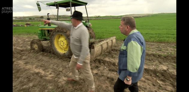 Chicote trata de convencer a Tejero para que no se marche en el tractor Chicote trata de convencer a Tejero para que no se marche en el tractor