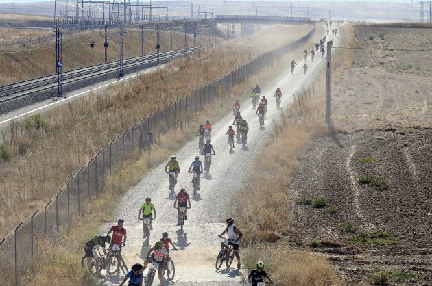 Pelótón ciclista en la edición 2018 por la Via Verde del Eresma Pelótón ciclista en la edición 2018 por la Via Verde del Eresma