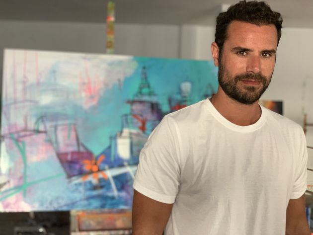 Adrián Torres posa ante una de sus obras en su estudio de Conil Adrián Torres posa ante una de sus obras en su estudio de Conil