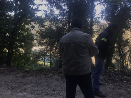El secretari judicial i un Mosso d'Esquadra a la zona on hi havia senderistes El secretari judicial i un Mosso d'Esquadra a la zona on hi havia senderistes