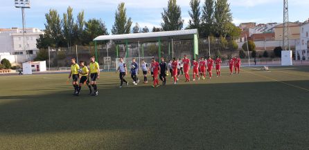 El trío arbitral acompaña a los dos equipos, desde los vestuarios al centro del campo, en la salida inicial El trío arbitral acompaña a los dos equipos, desde los vestuarios al centro del campo, en la salida inicial