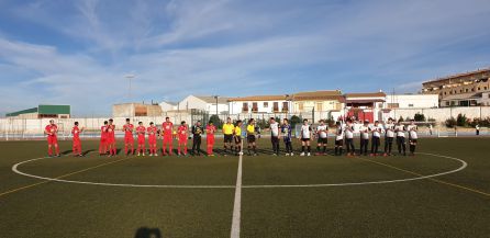 Los dos equipos y el trío arbitral en el saludo inicial Los dos equipos y el trío arbitral en el saludo inicial