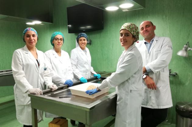Alumnos de la Facultad de Medicina en una de las mesas de la sala de disección, junto a la técnico María Santoro y el decano de la Facultad, Alino Martínez (a la derecha) Alumnos de la Facultad de Medicina en una de las mesas de la sala de disección, junto a la técnico María Santoro y el decano de la Facultad, Alino Martínez (a la derecha)
