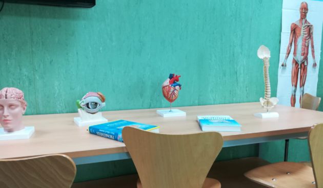 Sala donde los estudiantes realizan las prácticas en la Facultad de Medicina Sala donde los estudiantes realizan las prácticas en la Facultad de Medicina