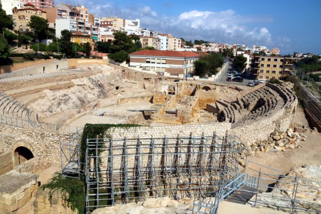 Pla general de l'amfiteatre romà de Tarragona, ja tancat al públic provisionalment, amb les bastides instal·lades fa un temps a la graderia remodelada, en primer terme. Imatge del 27 de setembre del 2019. (Horitzontal) Pla general de l'amfiteatre romà de Tarragona, ja tancat al públic provisionalment, amb les bastides instal·lades fa un temps a la graderia remodelada, en primer terme. Imatge del 27 de setembre del 2019. (Horitzontal)