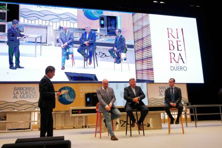Pepe Ribagorda, de pie, dirigió la ponencia, que tuvo como invigtados a Agustín Alonso, Enrique Pascual y Miguel Sanz (de izq a dcha) Pepe Ribagorda, de pie, dirigió la ponencia, que tuvo como invigtados a Agustín Alonso, Enrique Pascual y Miguel Sanz (de izq a dcha)