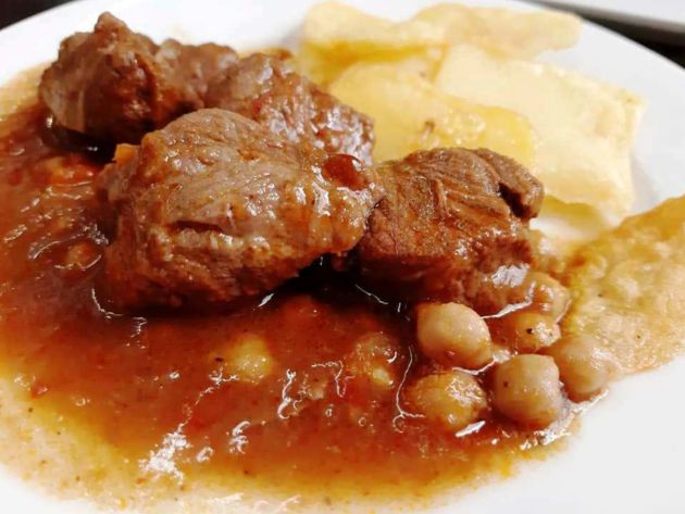 Carrillada de cerdo con garbanzos y chile Carrillada de cerdo con garbanzos y chile