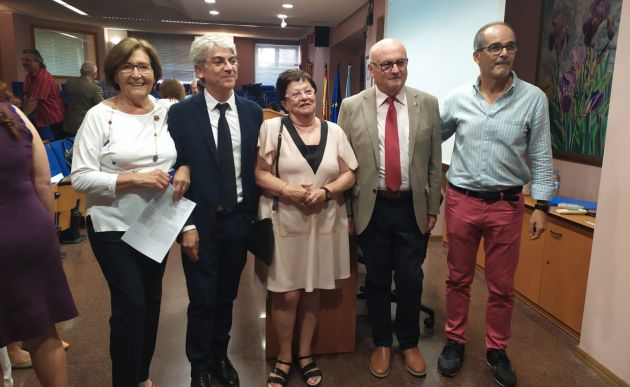 Rosa Mª Iglesias, en el centro, minutos antes de impartir su última clase como catedrática de filología latina en la UMU, tras casi 50 años como docente. Rosa Mª Iglesias, en el centro, minutos antes de impartir su última clase como catedrática de filología latina en la UMU, tras casi 50 años como docente.