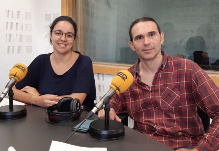 Carlota Pérez (i) e Israel González, de la Oficina de intervenciones con animales de la URJC Carlota Pérez (i) e Israel González, de la Oficina de intervenciones con animales de la URJC