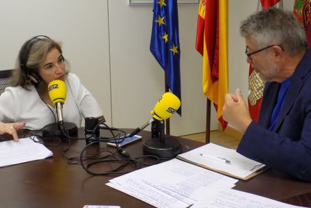 Elena Lastra entrevistando a José María Romo Elena Lastra entrevistando a José María Romo