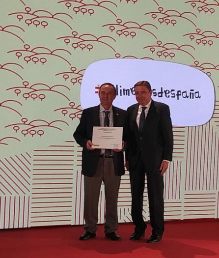 El presidente de la Cooperativa, Manuel Ogallar, a la izquierda, recibe el premio de manos del Ministro de Agricultura en funciones, Luis Planas El presidente de la Cooperativa, Manuel Ogallar, a la izquierda, recibe el premio de manos del Ministro de Agricultura en funciones, Luis Planas