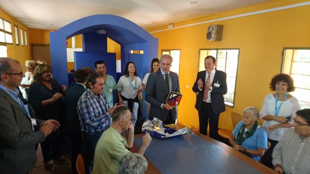 Enrique Ruiz Escudero recibiendo un regalo por su visita Enrique Ruiz Escudero recibiendo un regalo por su visita