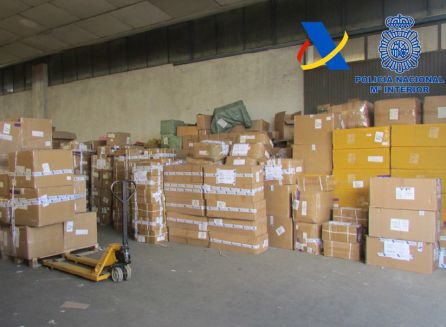 La nave registrada en Fuenlabrada contaba con decenas de cajas listas para su distribución La nave registrada en Fuenlabrada contaba con decenas de cajas listas para su distribución