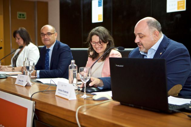 Inauguración de la XXI Jornadas Formativas Cocemfe Alicante. De izquierda a derecha: Maria Carmen Jover, Manuel Palomar, Monica Oltra y Antonio Ruescas Inauguración de la XXI Jornadas Formativas Cocemfe Alicante. De izquierda a derecha: Maria Carmen Jover, Manuel Palomar, Monica Oltra y Antonio Ruescas