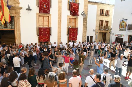 Danzas en la plaza de la Iglesia de Xàbia, tras finalizar el acto institucional. Danzas en la plaza de la Iglesia de Xàbia, tras finalizar el acto institucional.