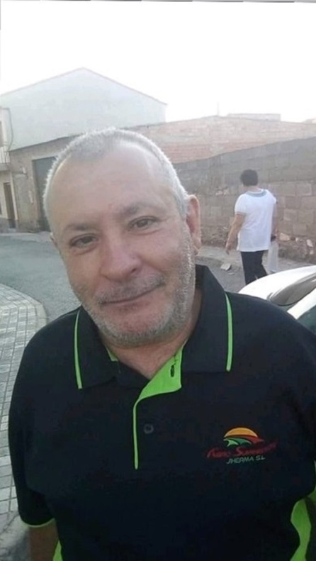 Julián en una foto que ha sido distribuida en redes sociales para agradecer la preocupación y colaboración de vecinos y autoridades Julián en una foto que ha sido distribuida en redes sociales para agradecer la preocupación y colaboración de vecinos y autoridades