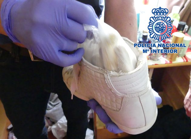 Cocaína oculta en una bota deportiva. Cocaína oculta en una bota deportiva.