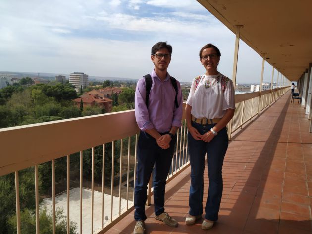 Los arquitectos Antonio Lara y Ángela Bascón en la terraza de la quinta planta del Hospital Provincial. Los arquitectos Antonio Lara y Ángela Bascón en la terraza de la quinta planta del Hospital Provincial.