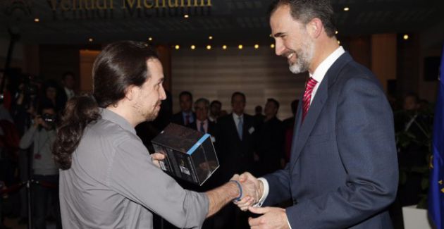 Pablo Iglesias entregando al rey Felipe VI la caja con varias temporadas de la serie Juego de Tronos. Foto archivo. Pablo Iglesias entregando al rey Felipe VI la caja con varias temporadas de la serie Juego de Tronos. Foto archivo.
