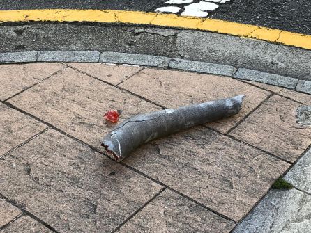Parte del arco de la figura del Teucro que cayó a la calle Parte del arco de la figura del Teucro que cayó a la calle