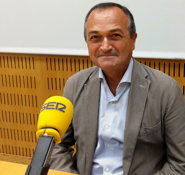 El arquitecto Javier Domínguez en los estudios de Radio Valencia El arquitecto Javier Domínguez en los estudios de Radio Valencia