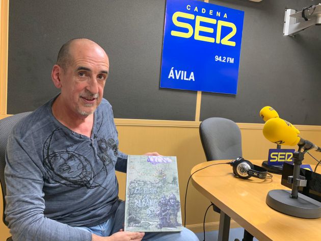 Julio Veredas con su libro Julio Veredas con su libro