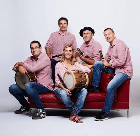 Los integrantes de la banda municipal de txistu Los integrantes de la banda municipal de txistu