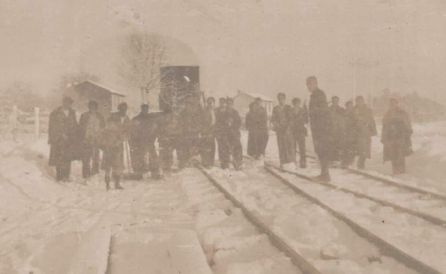 Obreros e veciños sacando neve das vias na portela Obreros e veciños sacando neve das vias na portela