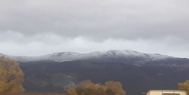 Pico Peñalara con un capa de nieve en pleno mes de octubre Pico Peñalara con un capa de nieve en pleno mes de octubre