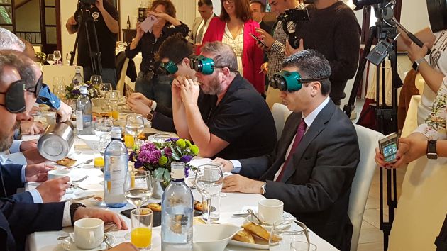 Las autoridades de Guadalajara desayunan 'a ciegas' en una actividad organizada por la ONCE: Nuestros gobernantes desayunan 'a ciegas' Las autoridades de Guadalajara desayunan 'a ciegas' en una actividad organizada por la ONCE: Nuestros gobernantes desayunan 'a ciegas'
