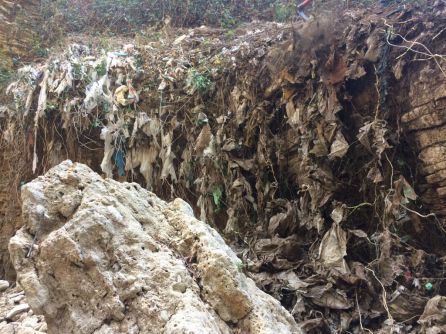 El 'Tajo del Abanico' está plagado de residuos plásticos El 'Tajo del Abanico' está plagado de residuos plásticos
